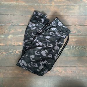 Fabletics! Super Cute + Comfy (CAMO) (XS) sweatpants (LIKE NEW) loose fit 🌚